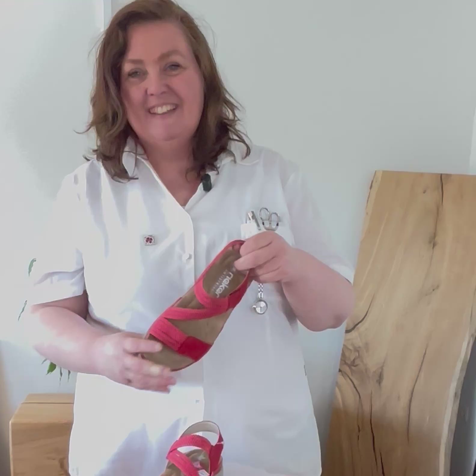 Indlæs video: Rieker sandal i rød til dame – let komfort med blød indersål &amp; fleksible remme