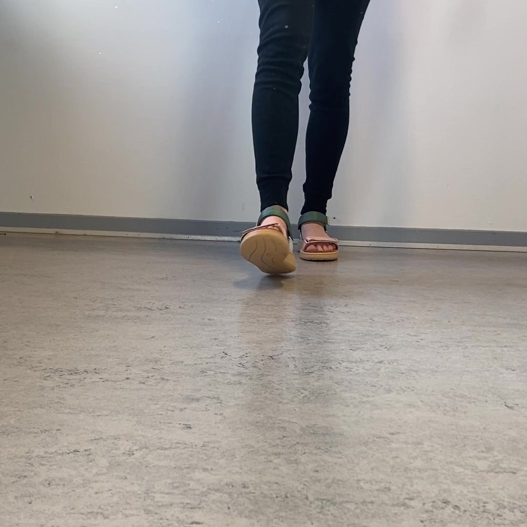 Indlæs video: Smart multifarvet sandal fra Woden