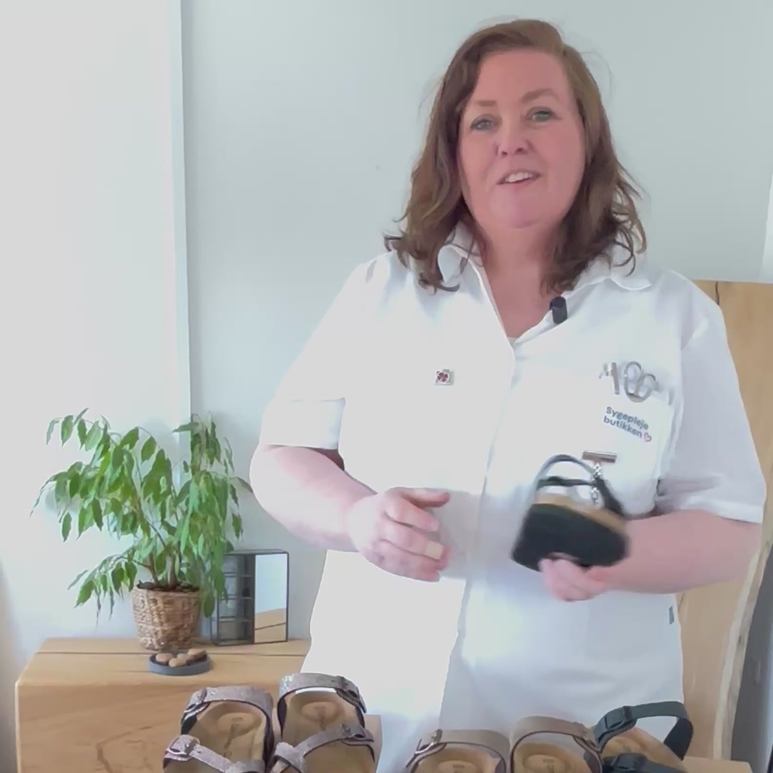 Indlæs video: CPH Comfort Bio Cross Over sandal i sort – komfort &amp; stabilitet til hverdag
