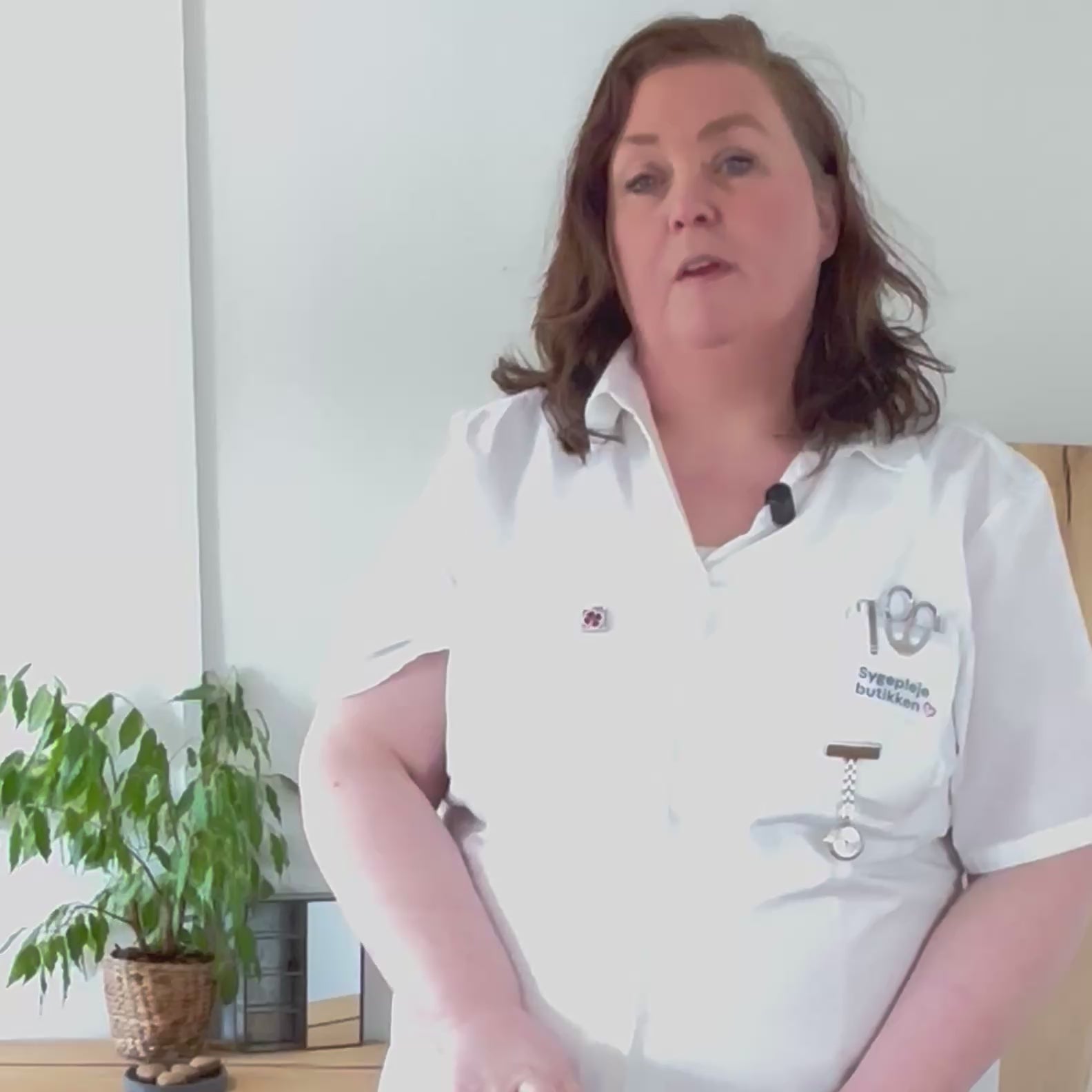 Indlæs video: Sort Merrell sandal – let &amp; komfortabel sandal med justerbar pasform