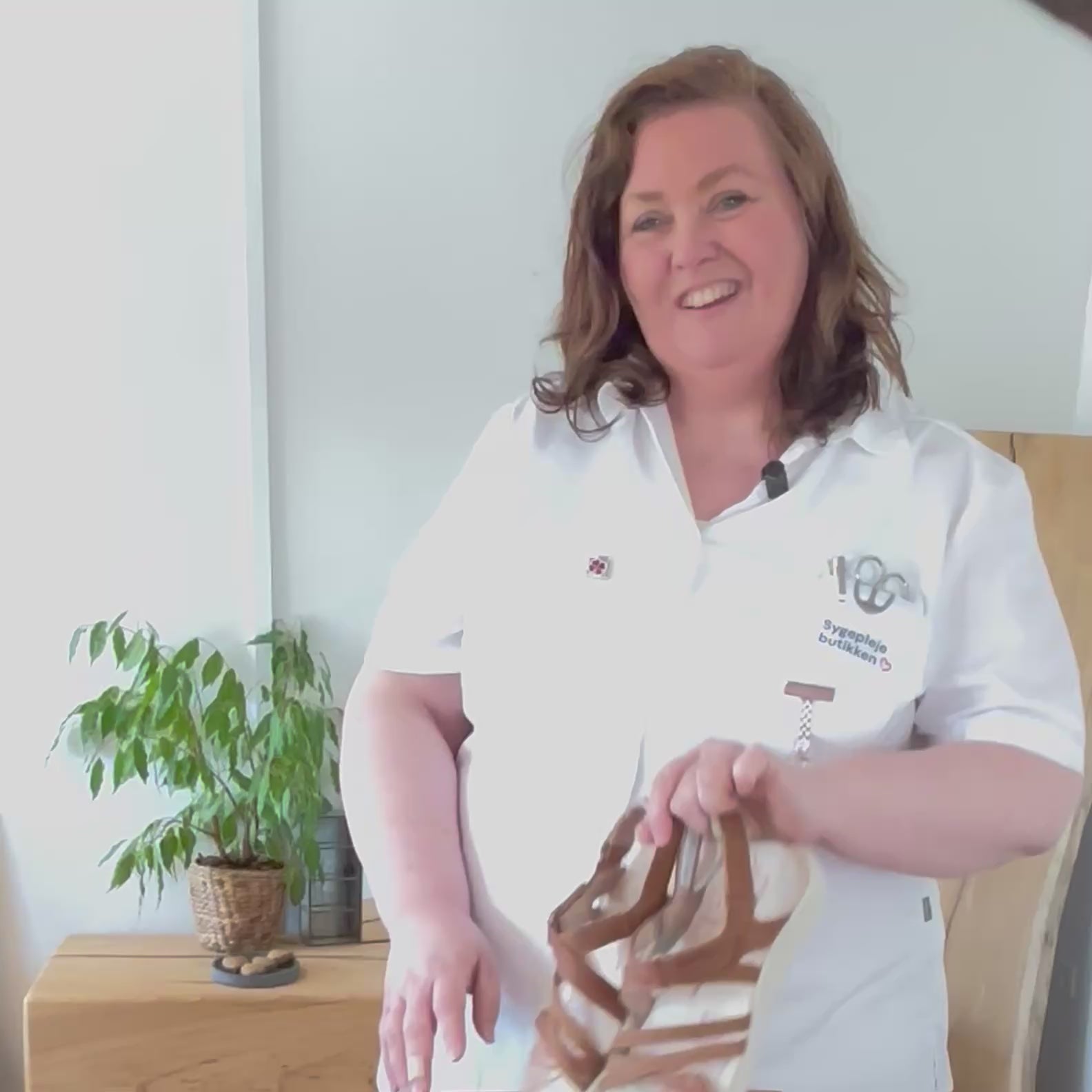 Indlæs video: Merrell Harbor sandaler i læder – blød komfort &amp; stabil støtte