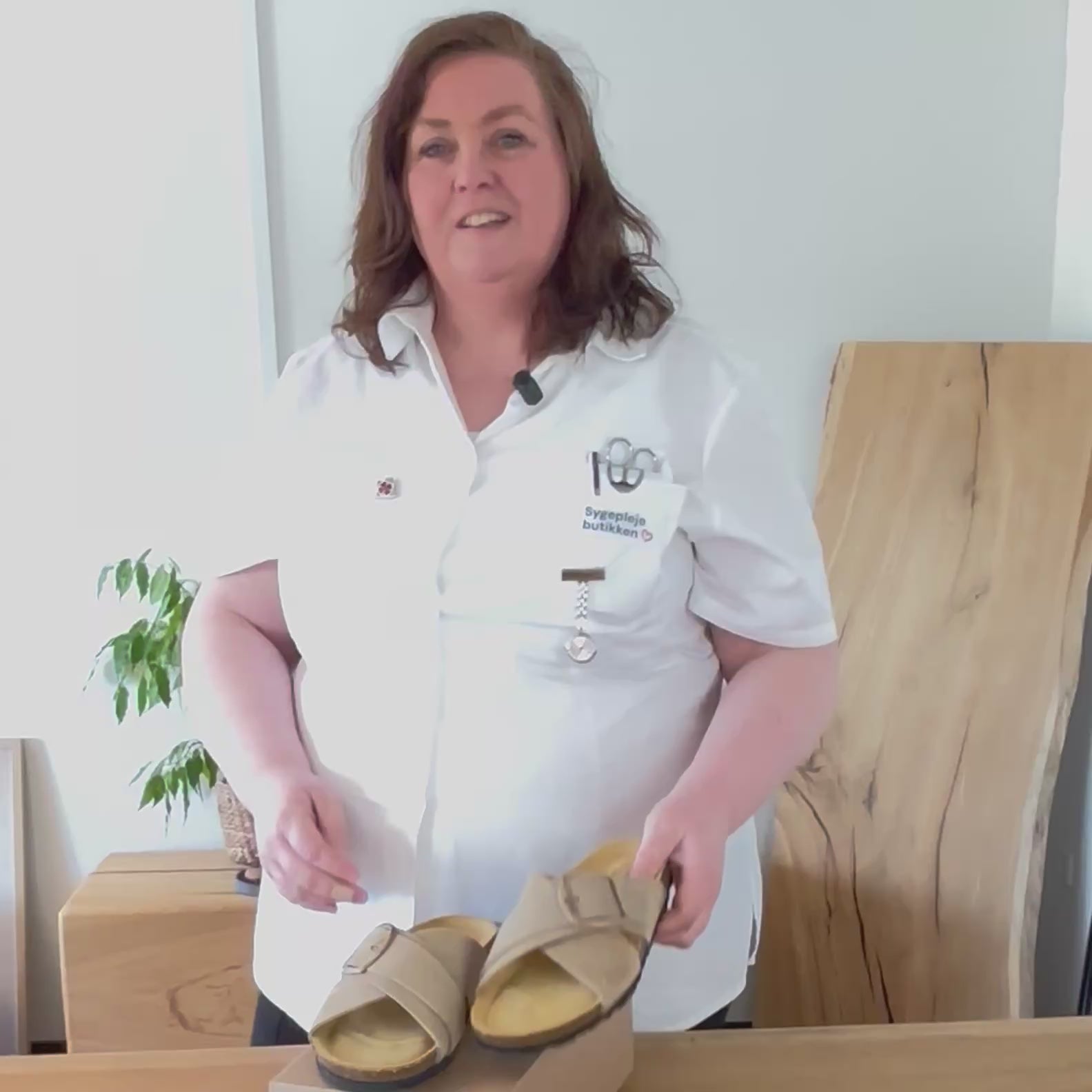 Indlæs video: Lys brun slip on sandal i skind med dobbelt rem – komfort &amp; støtte fra Sygeplejebutikken