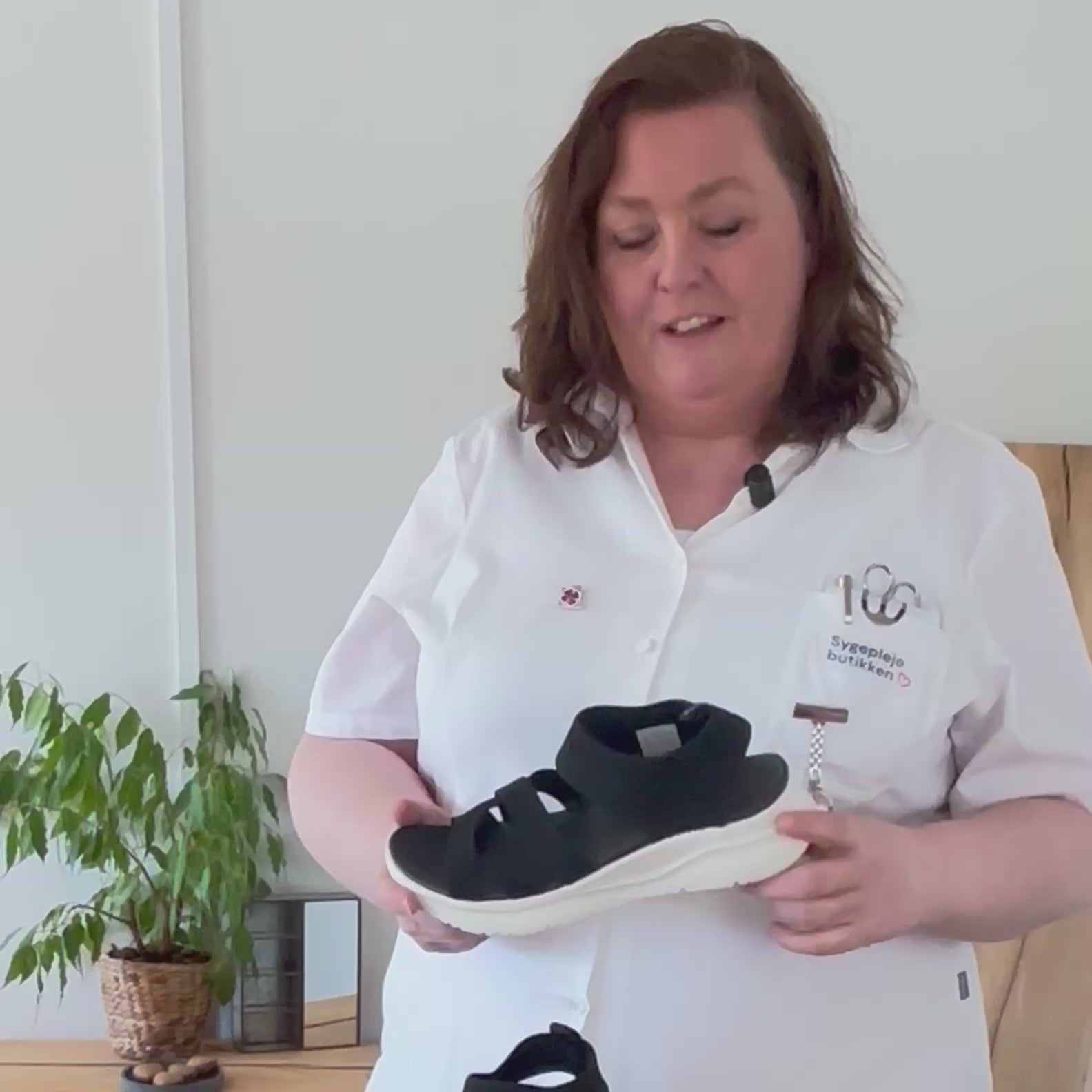 Indlæs video: Whistler sandal i sort med elastisk pasform og god stødabsorbering