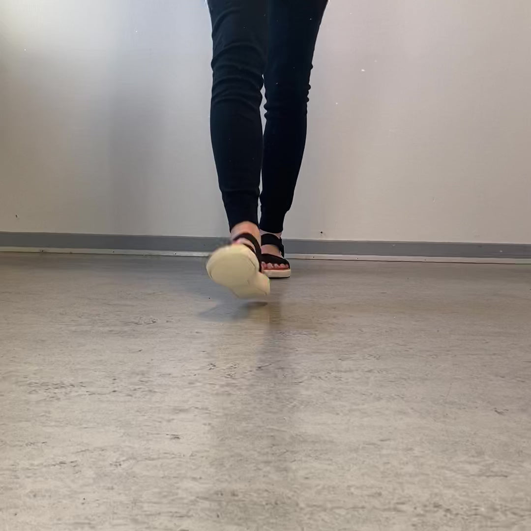 Indlæs video: Sort Cph-Comfort sandal – blød, støttende &amp; fleksibel sandal til arbejde og hverdag