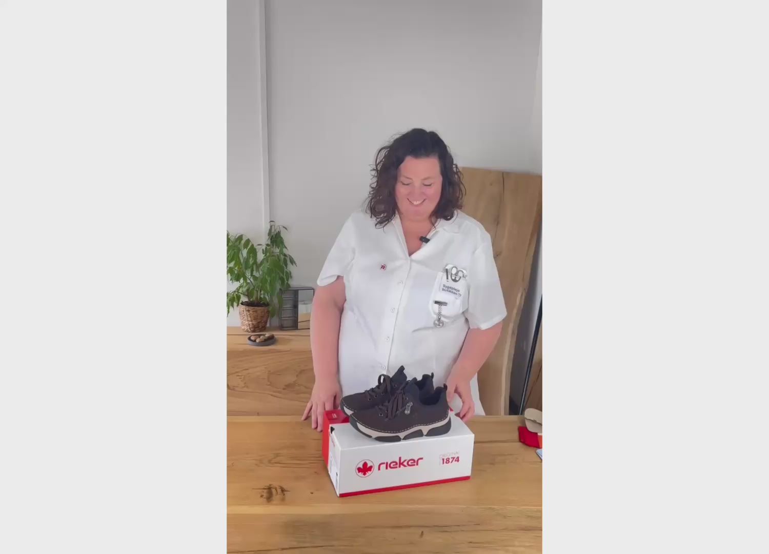 Indlæs video: Rieker sneakers til dame i brun – blød komfort &amp; stødabsorbering til hverdagen