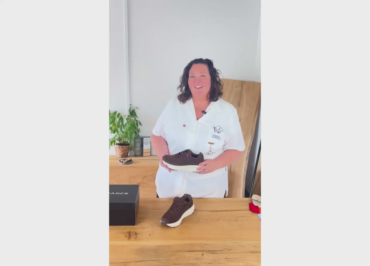 Indlæs video: Endurance komfortsko til dame – brun sneaker med let &amp; stødabsorberende sål