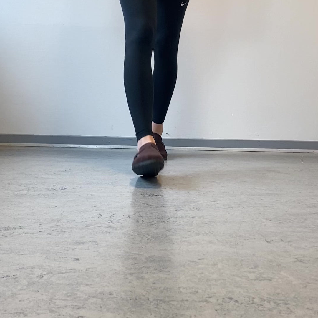 Indlæs video: Mørkebrun slip on sandal i tekstil - klassisk model med justerbart spænde