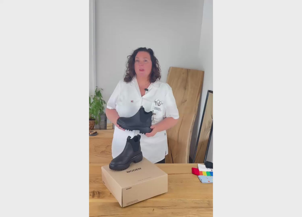 Indlæs video: WODEN Isabella Waterproof – let vandtæt gummistøvle med stødabsorberende komfort