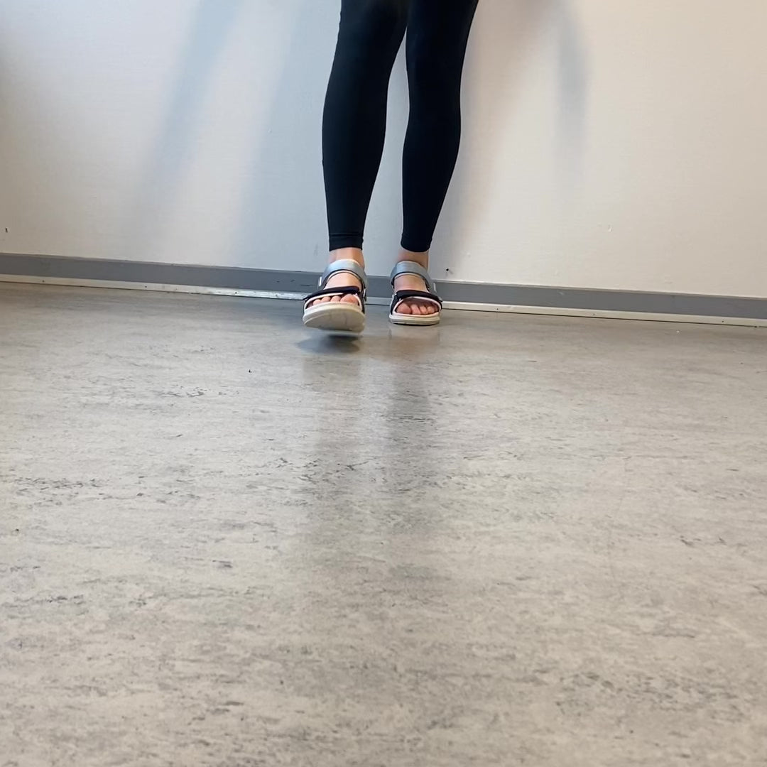 Indlæs video: Woden sandal Moonstone Multi – Let &amp; støttende i blå, grønne &amp; beige nuancer