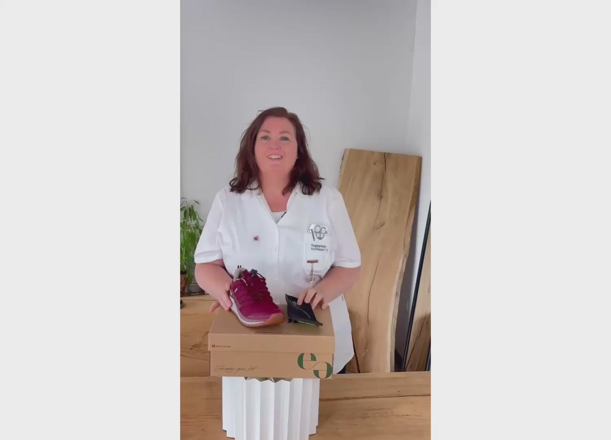 Indlæs video: Green Comfort Path Pipi – vinrød outdoor sneaker