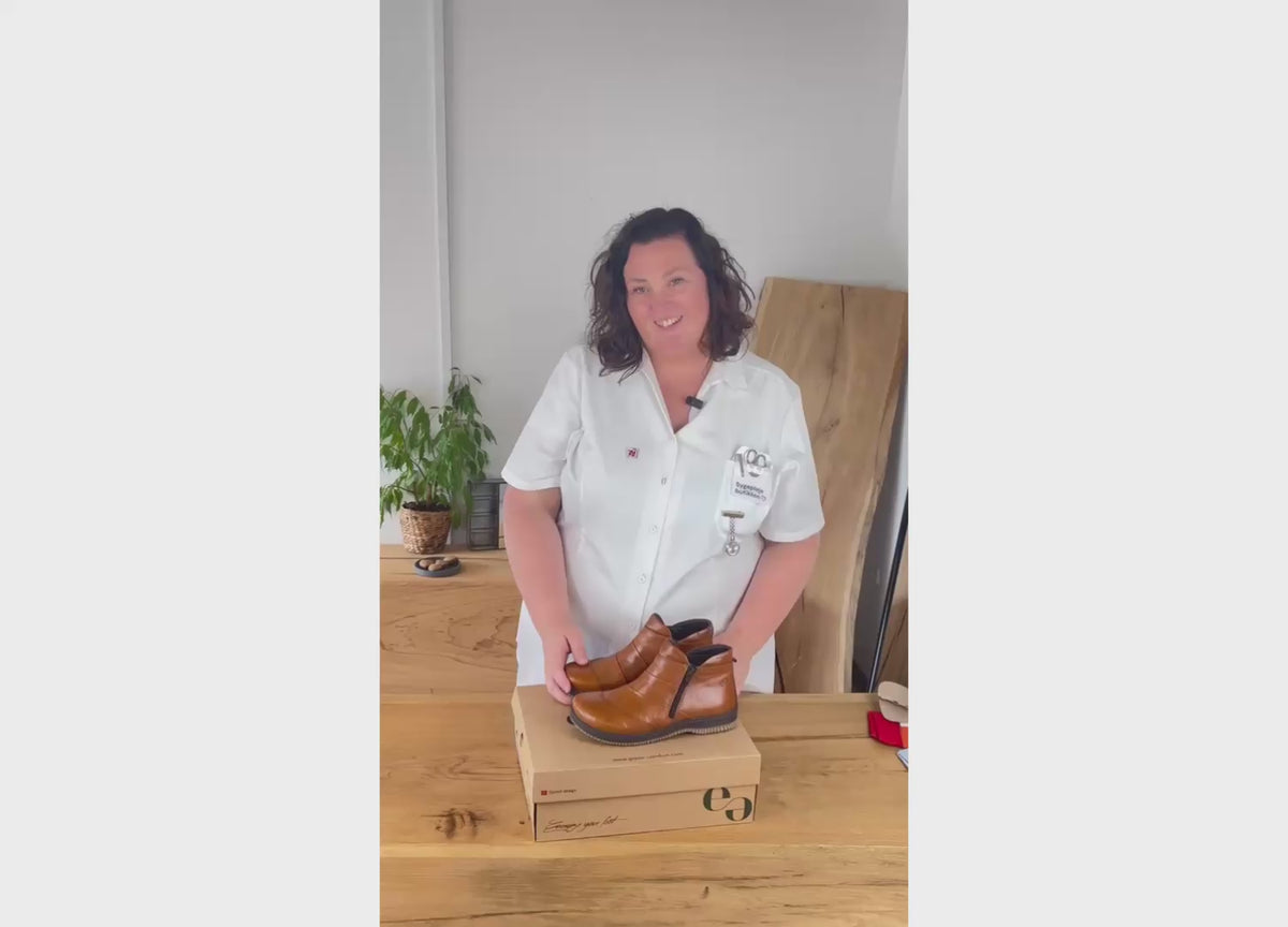 Indlæs video: Green Comfort Lugano Laisa i brun – komfortabel kort læderstøvle med dobbelt lynlås