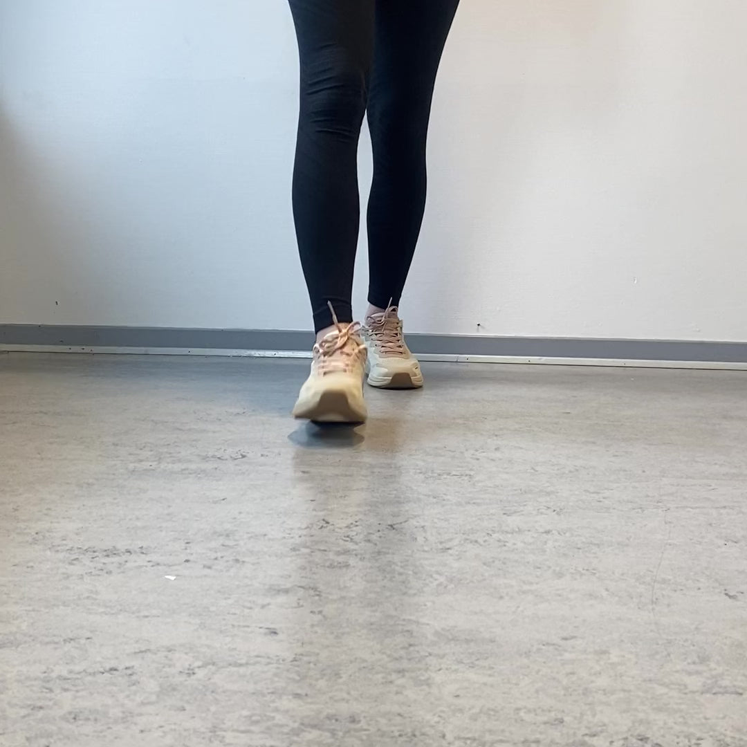 Indlæs video: Beige letvægtssko – Sygeplejebutikken