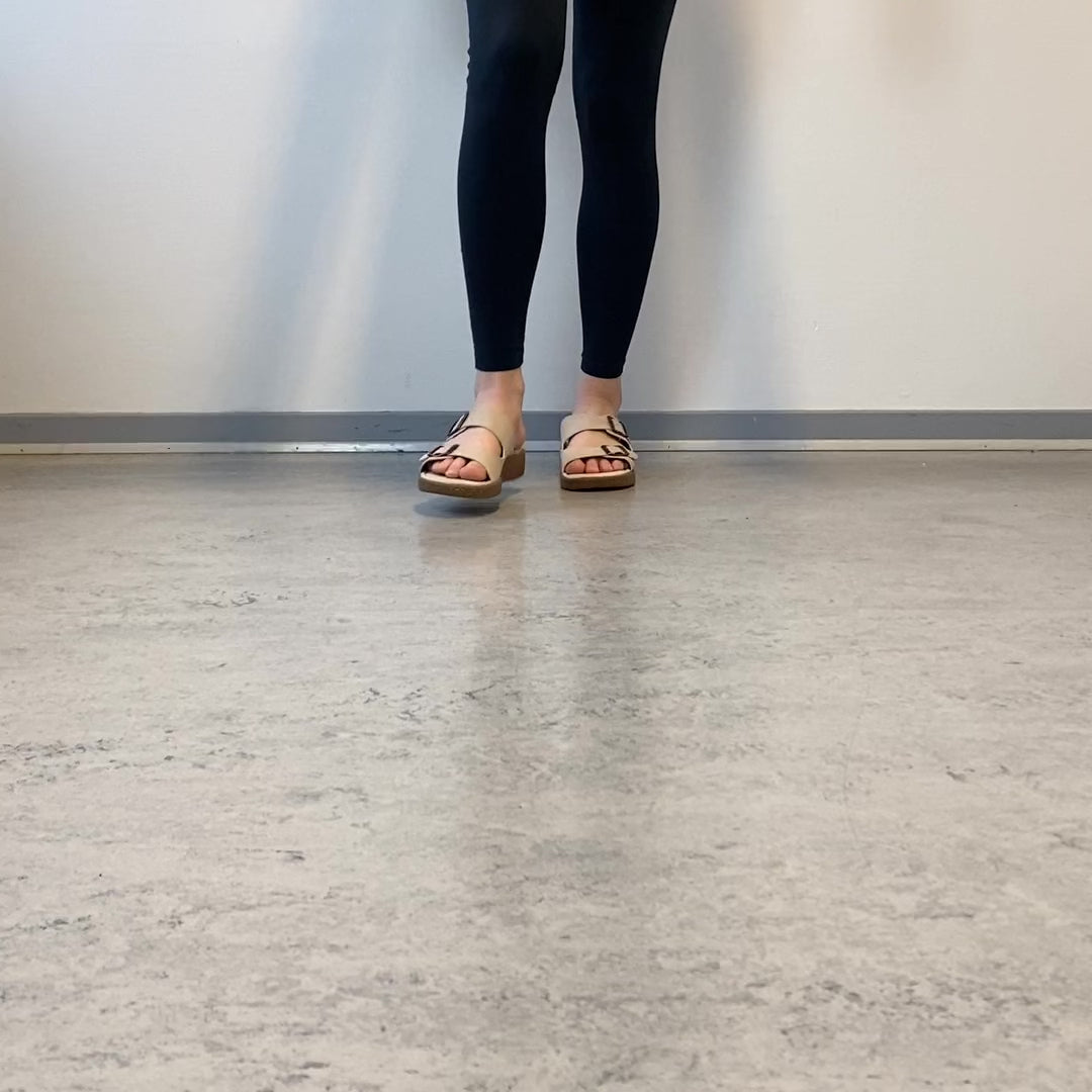 Indlæs video: Cruz Noraja sandal i beige – Komfort &amp; stabilitet til smalle fødder