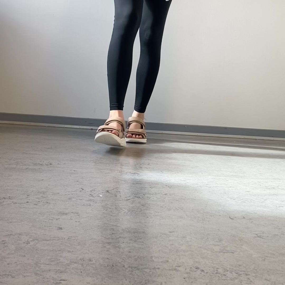 Indlæs video: Taupe komfortabel sandal med justerbare remme &amp; let stødabsorbering