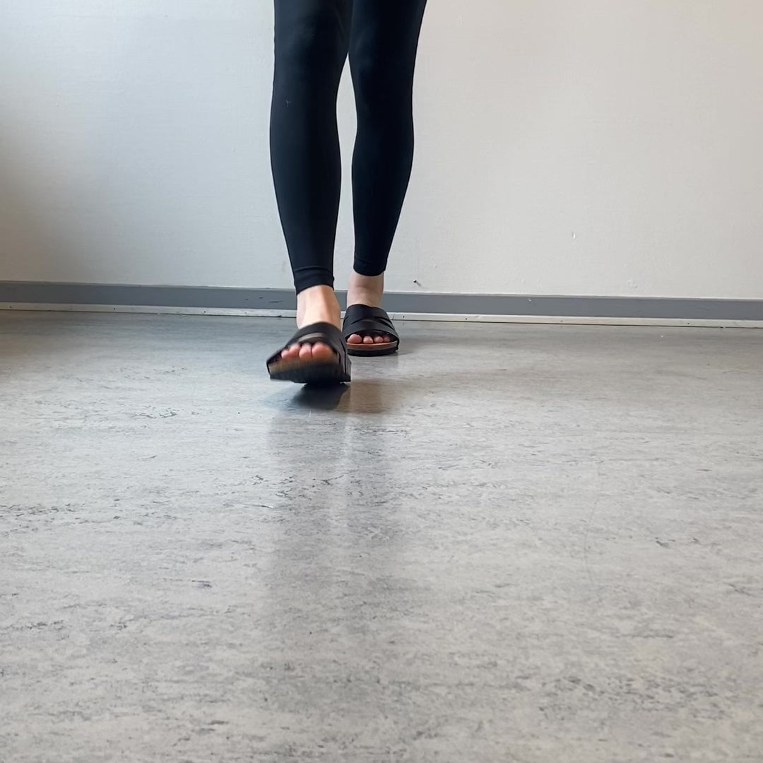 Indlæs video: Slip on sandal i sort glat skind med krydsremme – komfort &amp; støtte | Sygeplejebutikken