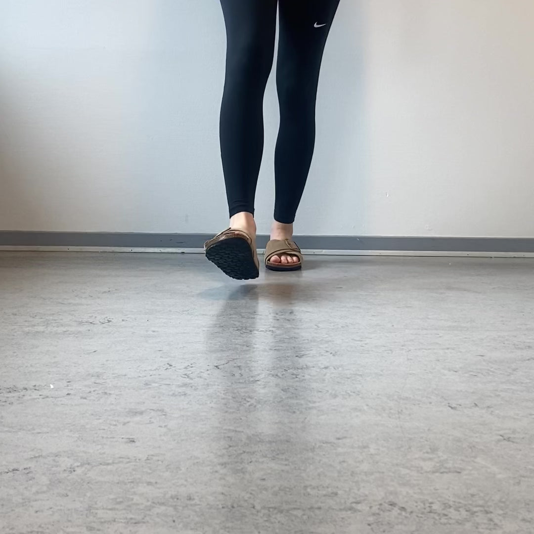 Indlæs video: Lys brun slip on sandal i skind med dobbelt rem – komfort &amp; støtte fra Sygeplejebutikken