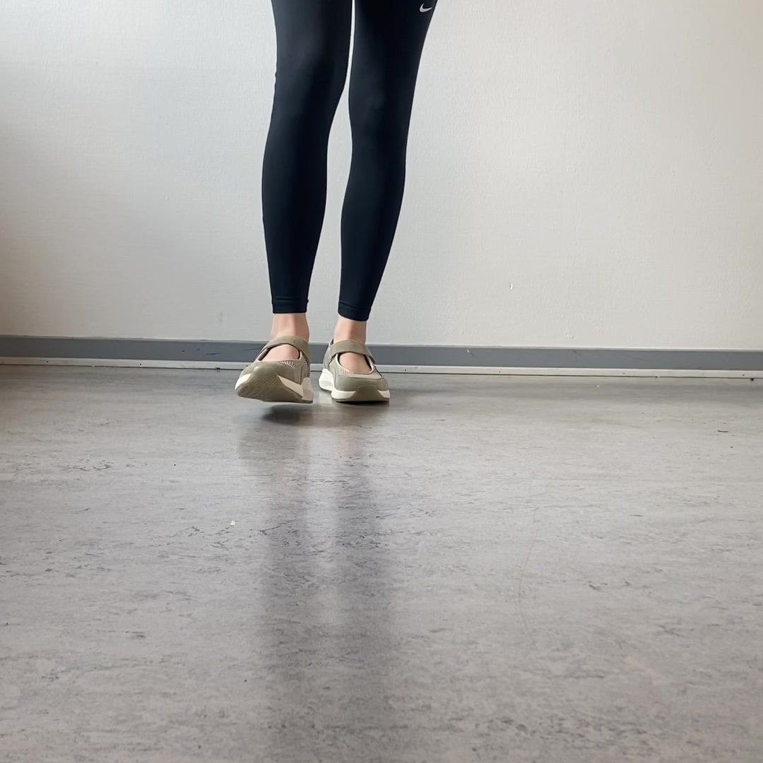 Indlæs video: Green Comfort ballerina – Støvet grøn