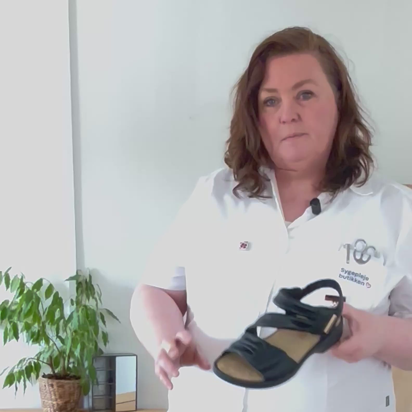 Indlæs video: Rieker damesandal sort – klassisk komfort med støtte &amp; justerbar pasform