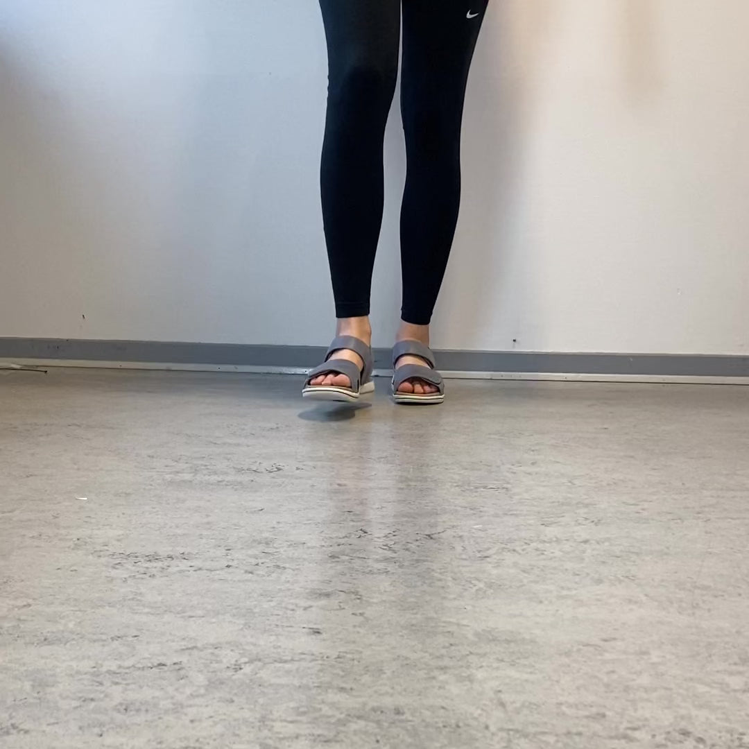 Indlæs video: Green Comfort Leaf sandal – lys blå sandal med velcro &amp; EnergySole™