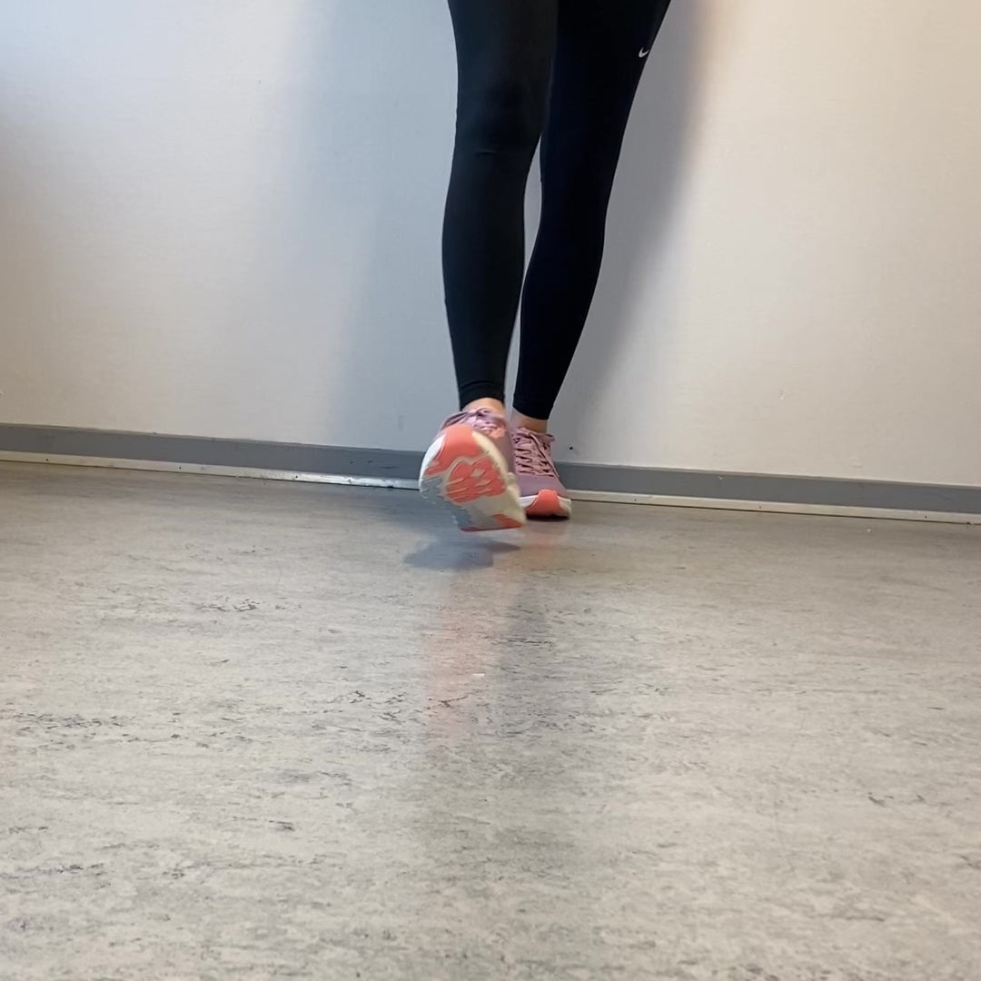 Indlæs video: Skechers Slip-ins med Arch Fit – lavendel sneaker med hands free komfort