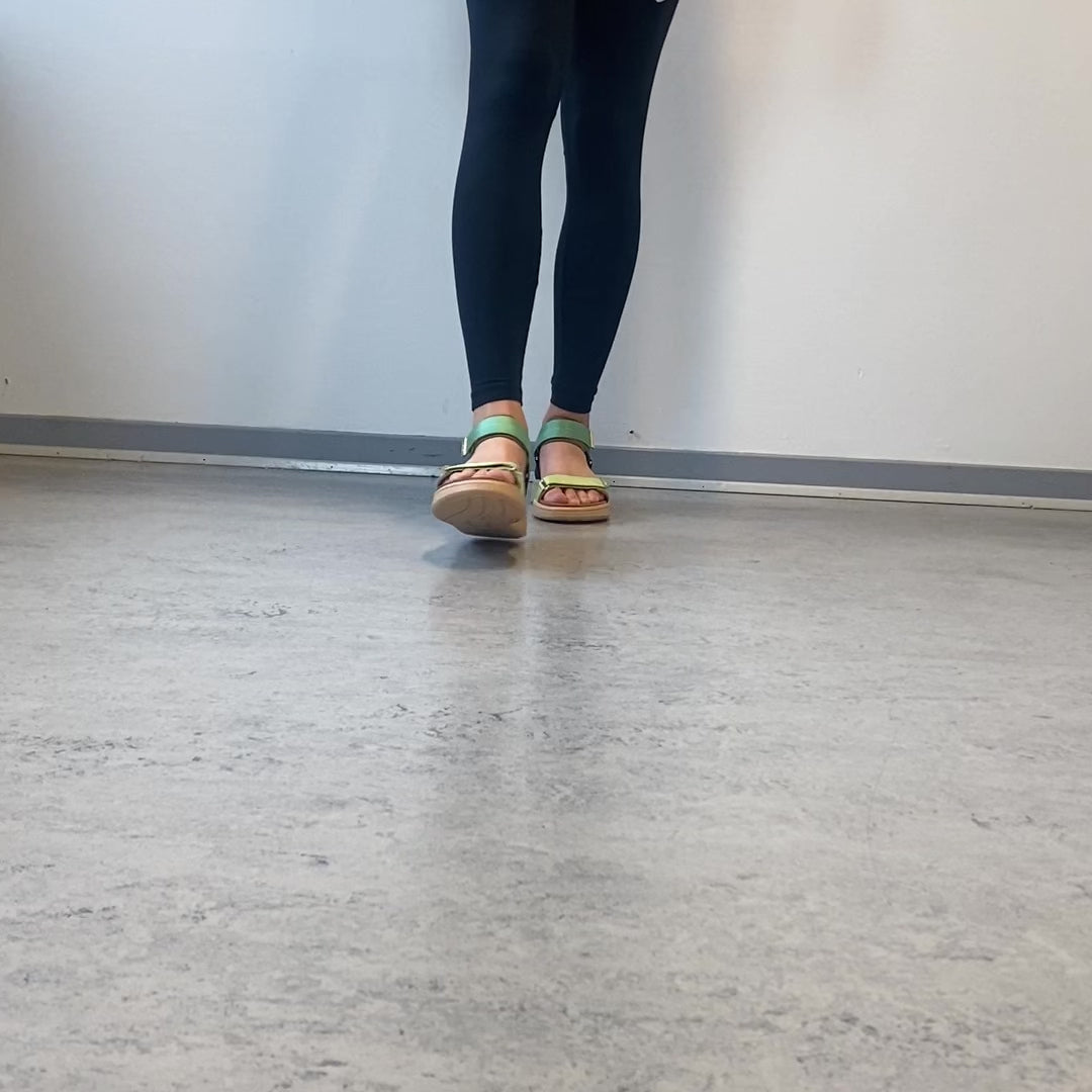 Indlæs video: Line – Apple Green Multi – WODEN sandal