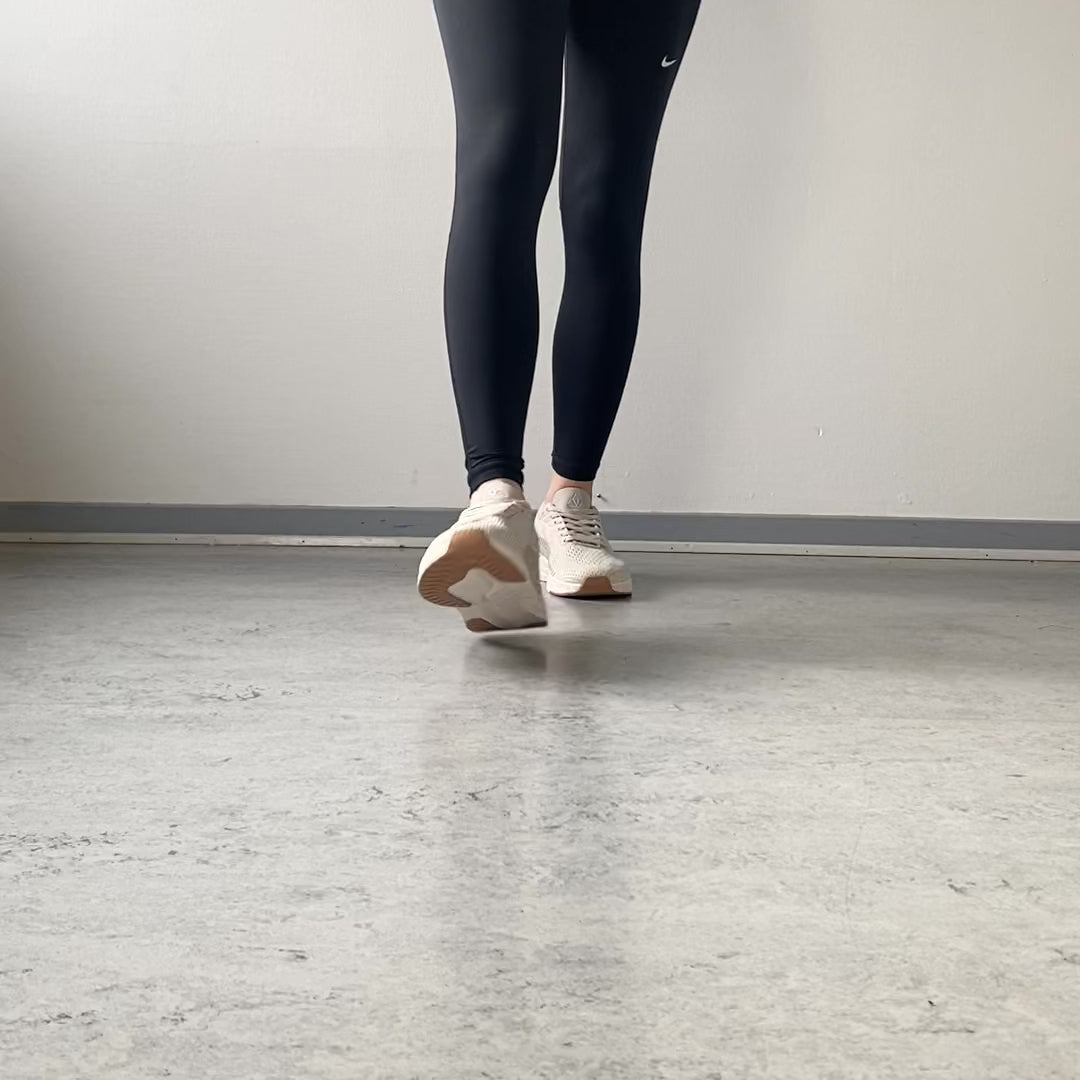 Indlæs video: Linares W Wide Fit Shoe – beige letvægtssko med ekstra bredde