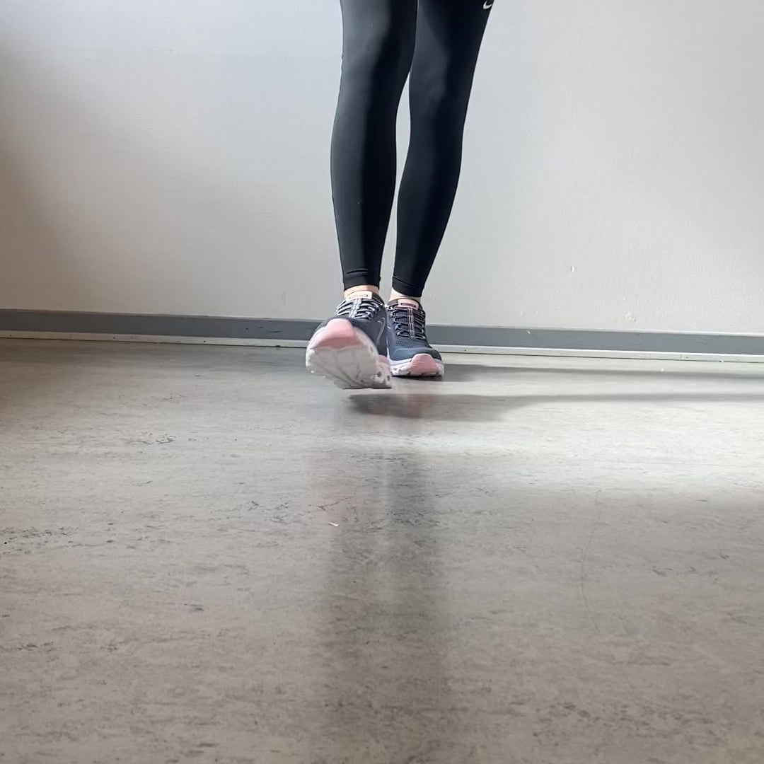 Indlæs video: Skechers Slip-ins Glide-Step – let og komfortabel sko til gåture og udendørsliv