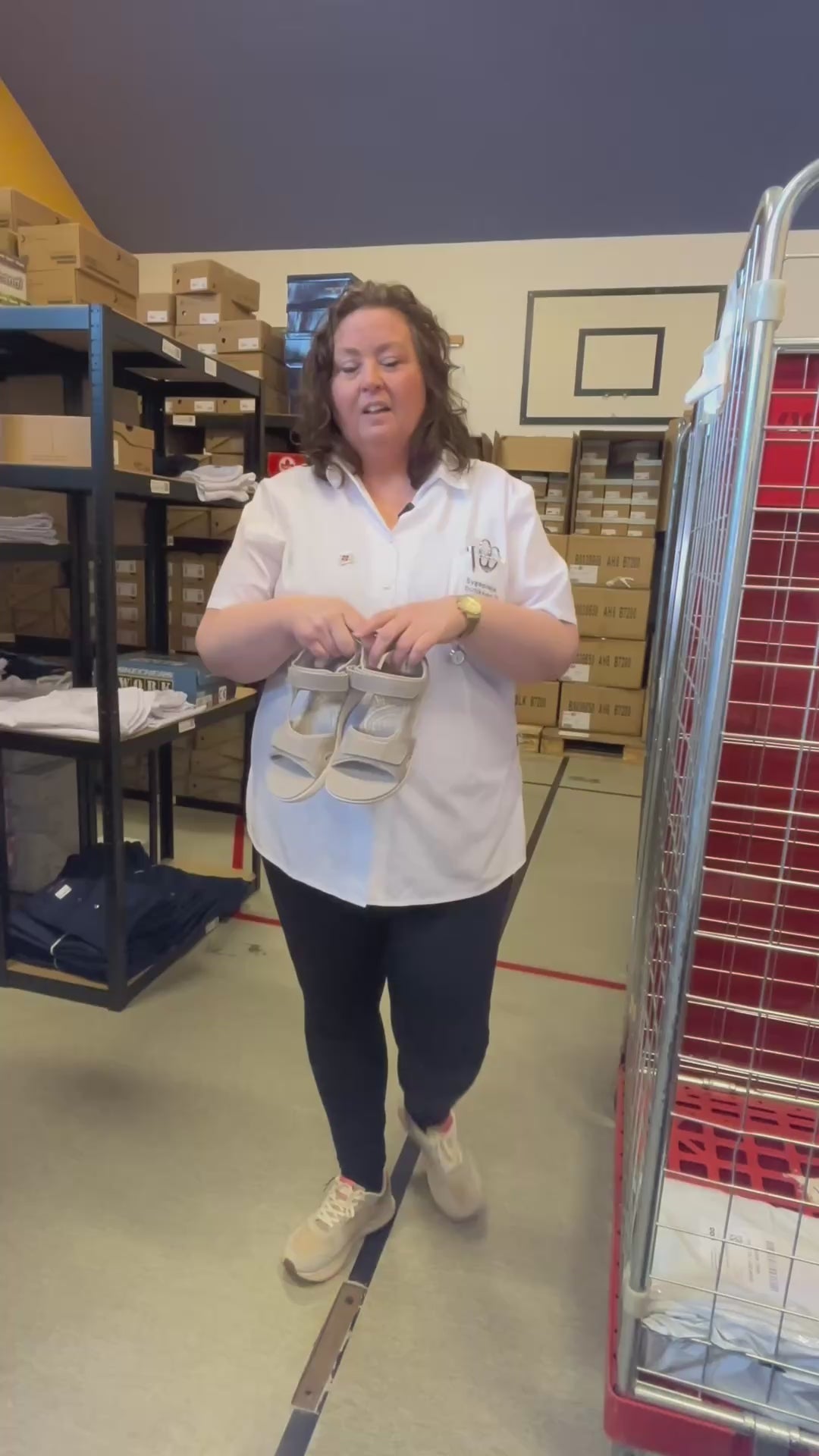 Indlæs video: Clarks Cloudsteppers sandal i grå – let &amp; støttende komfort til hverdag