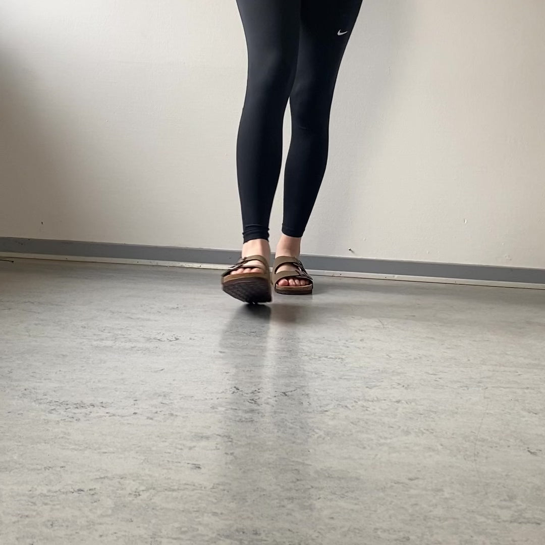 Indlæs video: Slip on biosandal i brun – blød komfort &amp; støtte fra Sygeplejebutikken