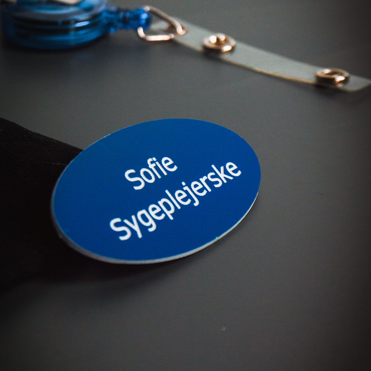 Rundt navneskilt med nål