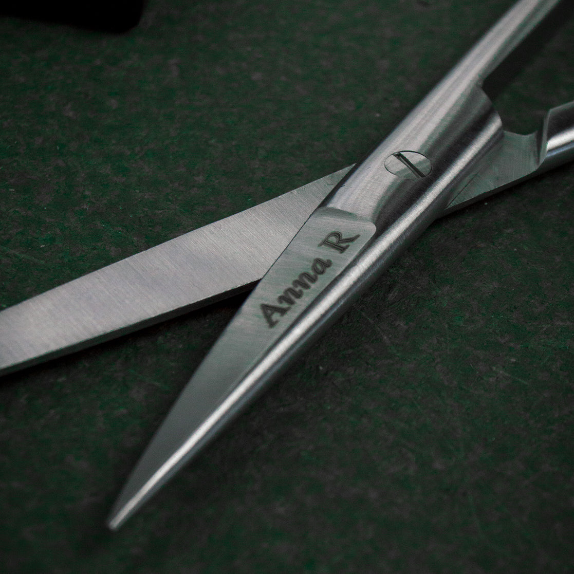 Sygeplejesaks i stål med gravering