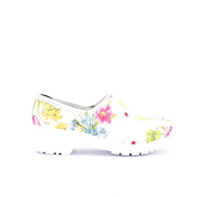 Blomstret forårs træsko med forårs blomster med kap