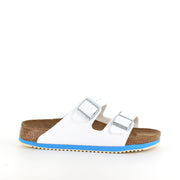 Hvid Arizona sandal fra Birkenstock med godkendte skridhæmmende såler