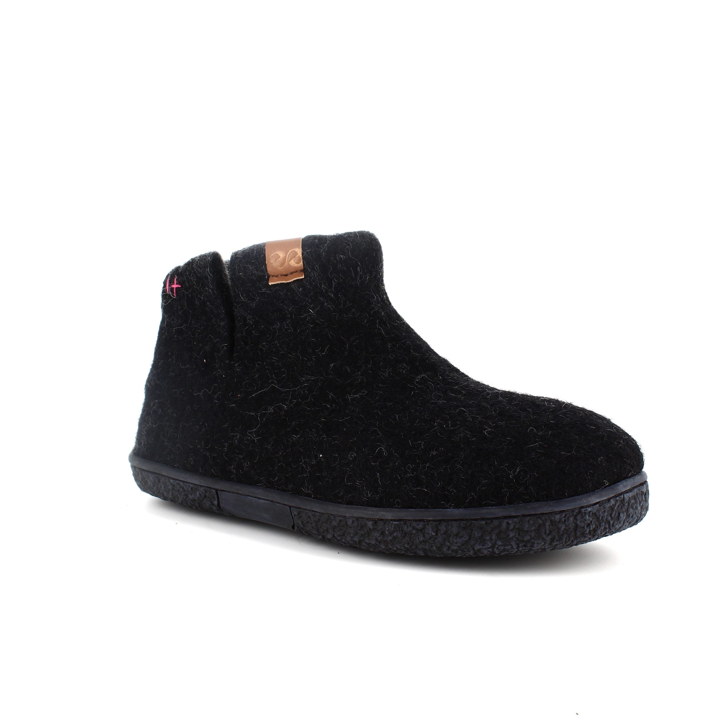 Høj sort sutsko i uld med skridhæmmende såler fra Green Comfort