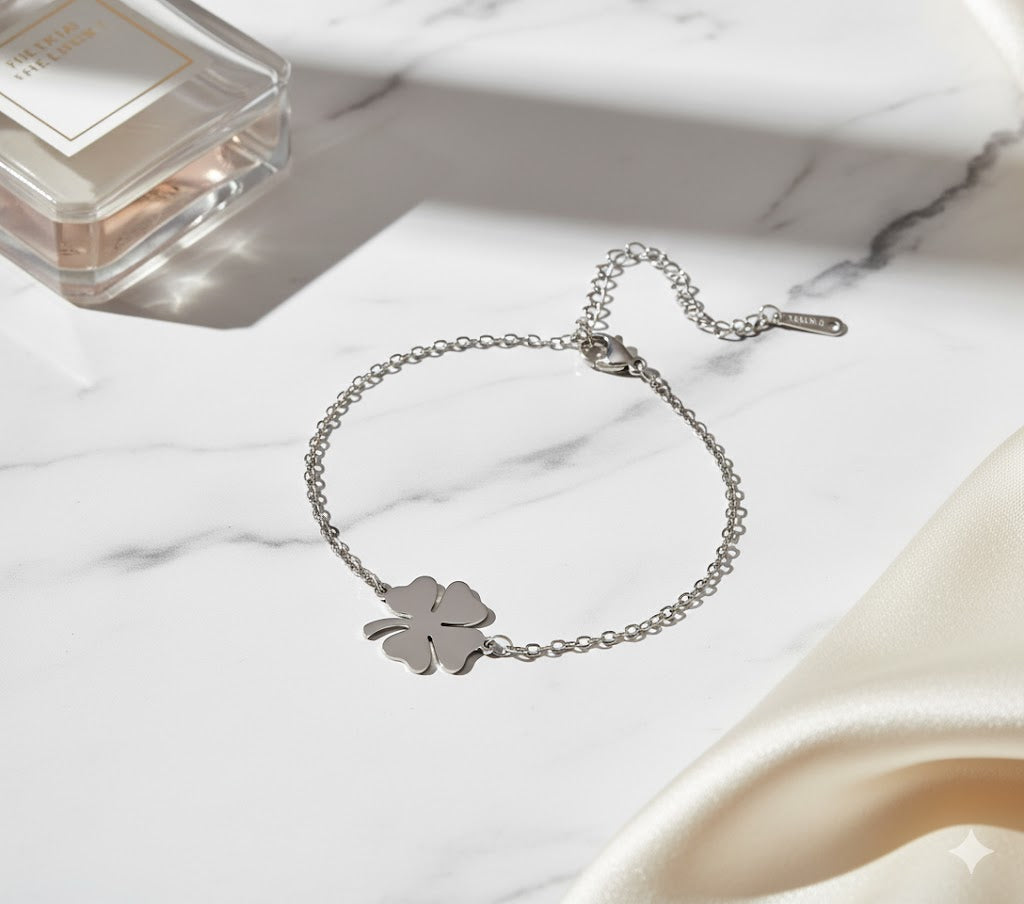 Elegant firkløver armbånd i sølvfarvet rustfrit stål – stilrent heldsmykke til enhver lejlighed