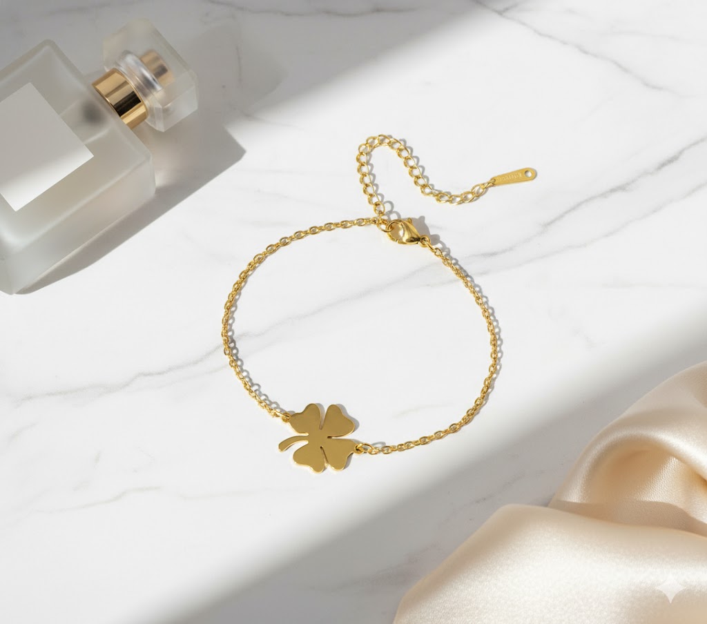 Elegant firkløver armbånd i rustfrit stål – symbol på held og stil