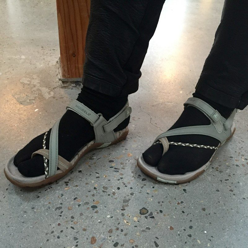 Editor Sobriquette give Split strømper til sandaler med split sandaler, køb dem her