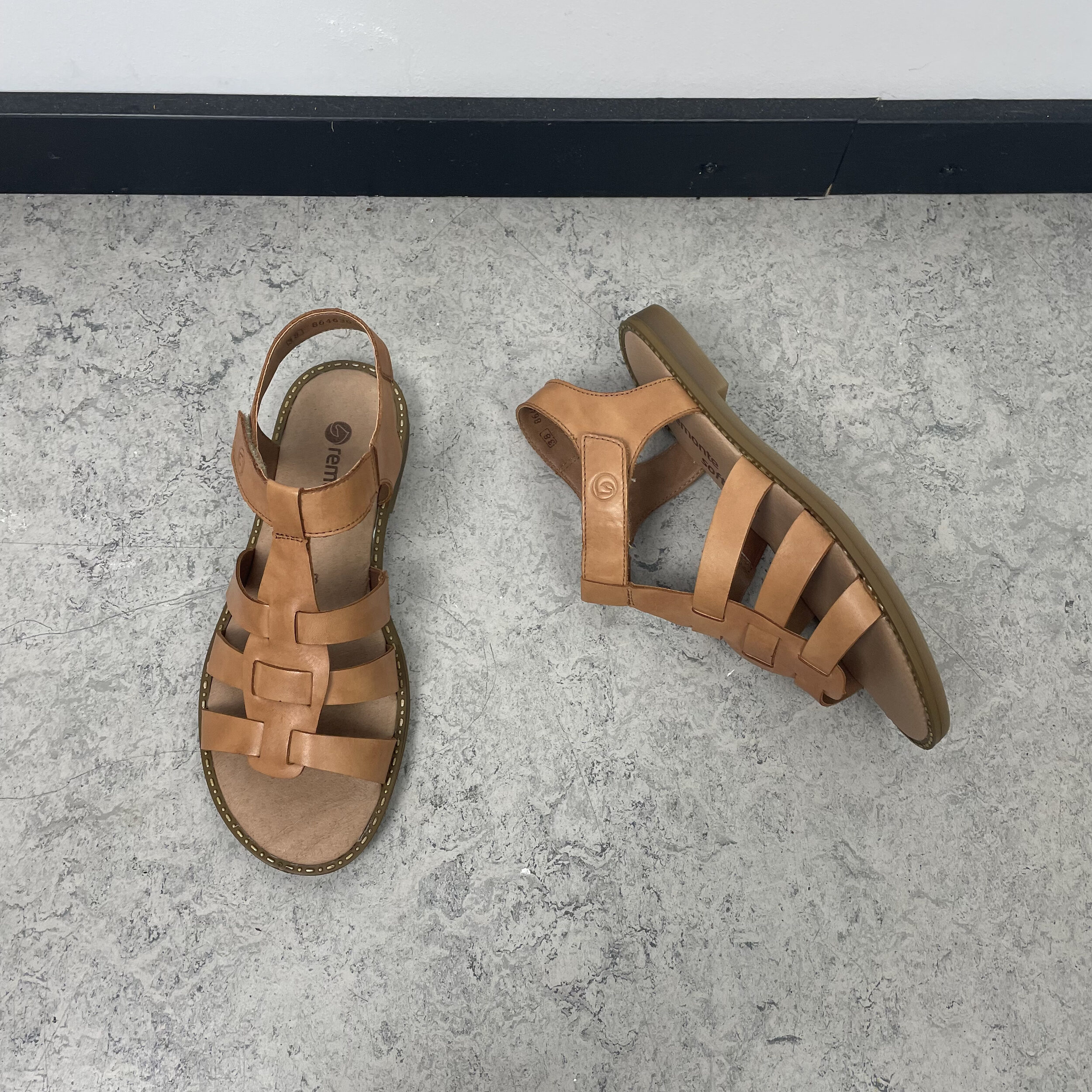 Slibende Enkelhed svamp Brun læder sandal fra Remonte med god bredde - Sygeplejebutikken