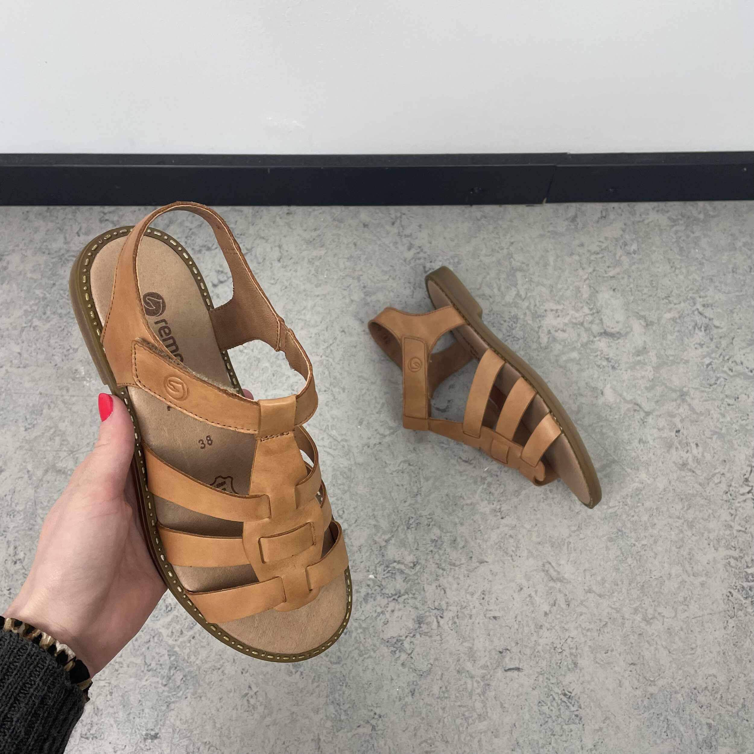 Slibende Enkelhed svamp Brun læder sandal fra Remonte med god bredde - Sygeplejebutikken