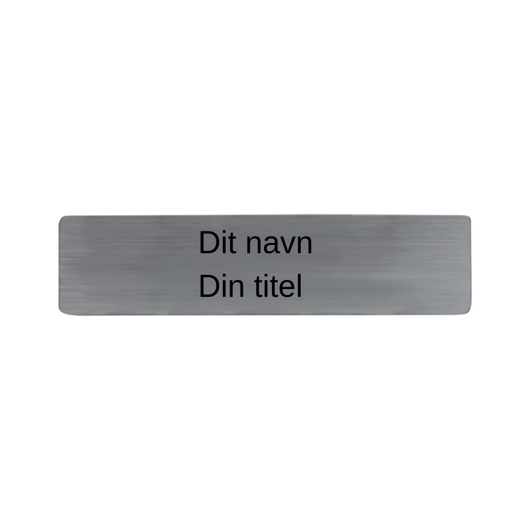 Her er Navneskilt til kitlen, firkantet med afrundede kanter med nål - Sølv med skrift | coso.dk