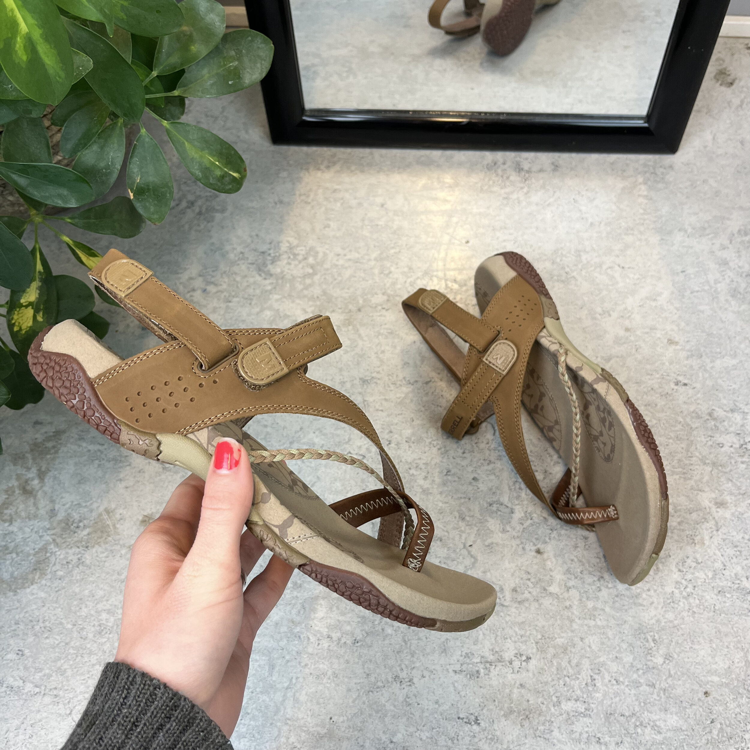 Se Brun Merrell Siena sandal med tåsplit og fine detaljer - 39 hos Sygeplejebutikken.dk