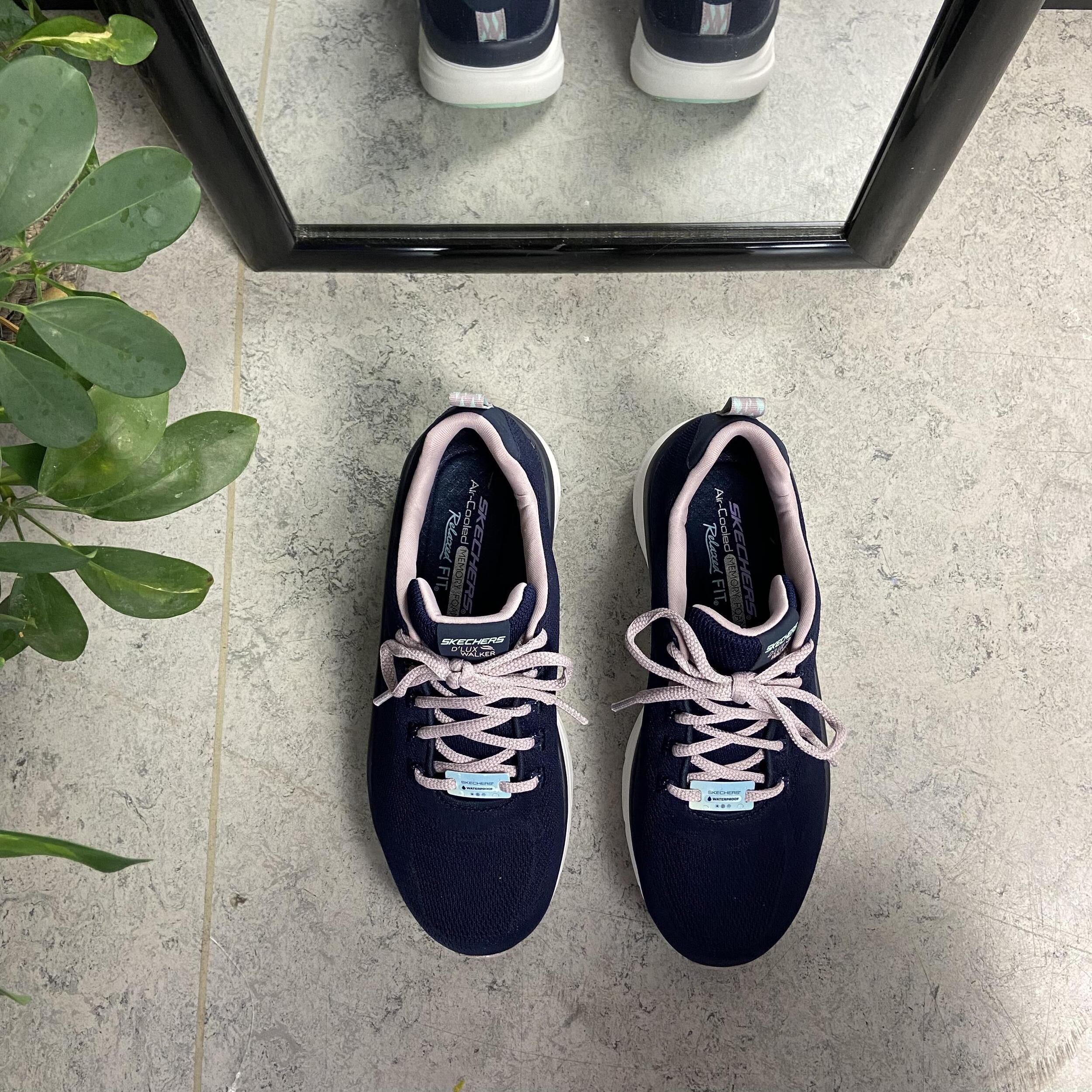 Blå vandtæt Skechers sko med smarte Sygeplejebutikken