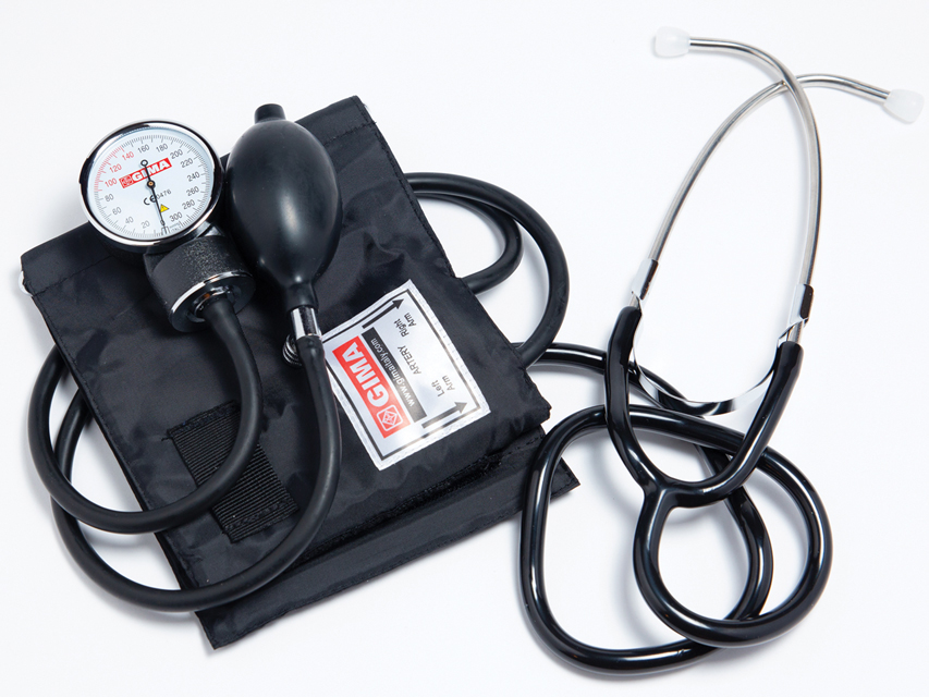 Blodtryksmåler med indbygget stetoskop