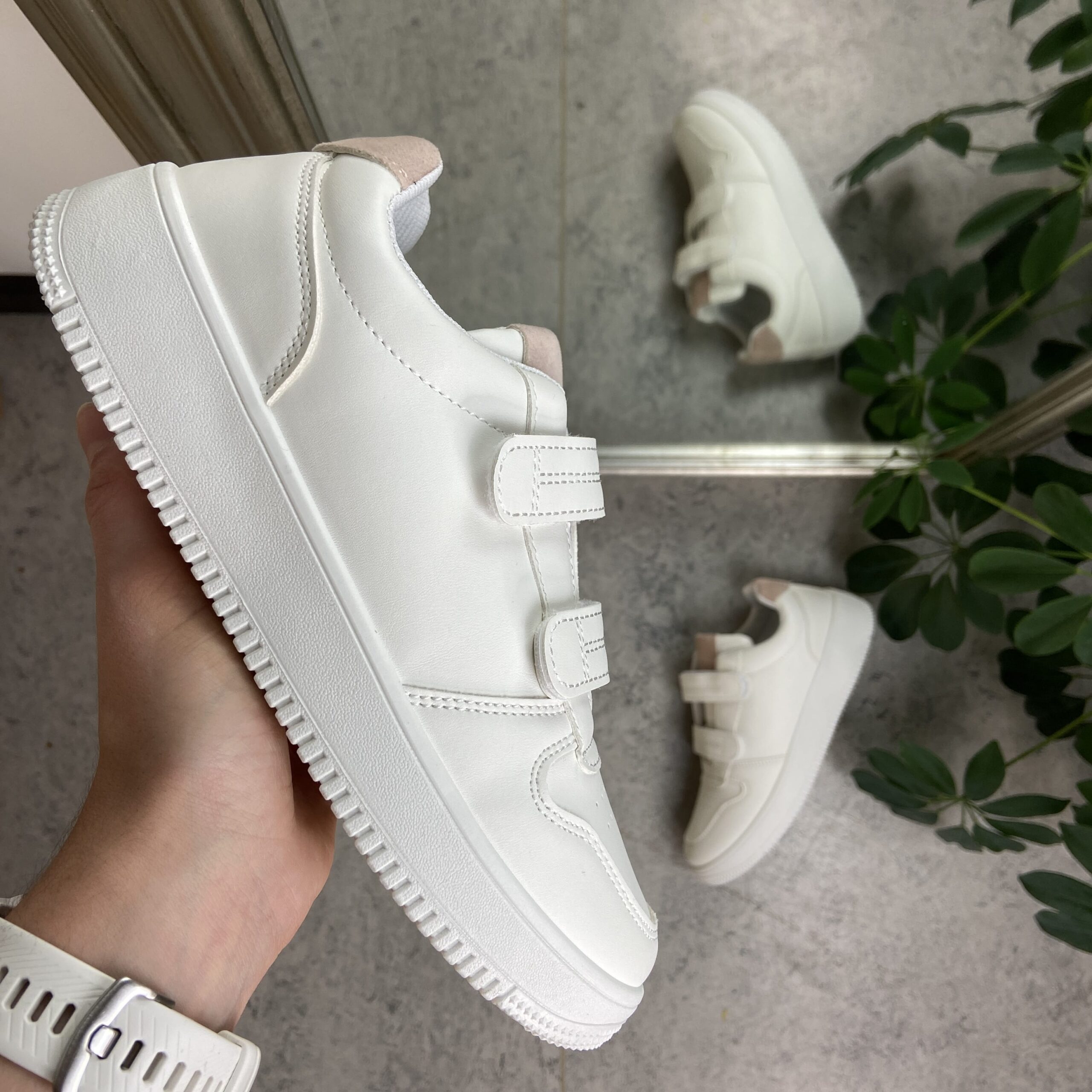 Hvid sneakers med lukning - Sygeplejebutikken