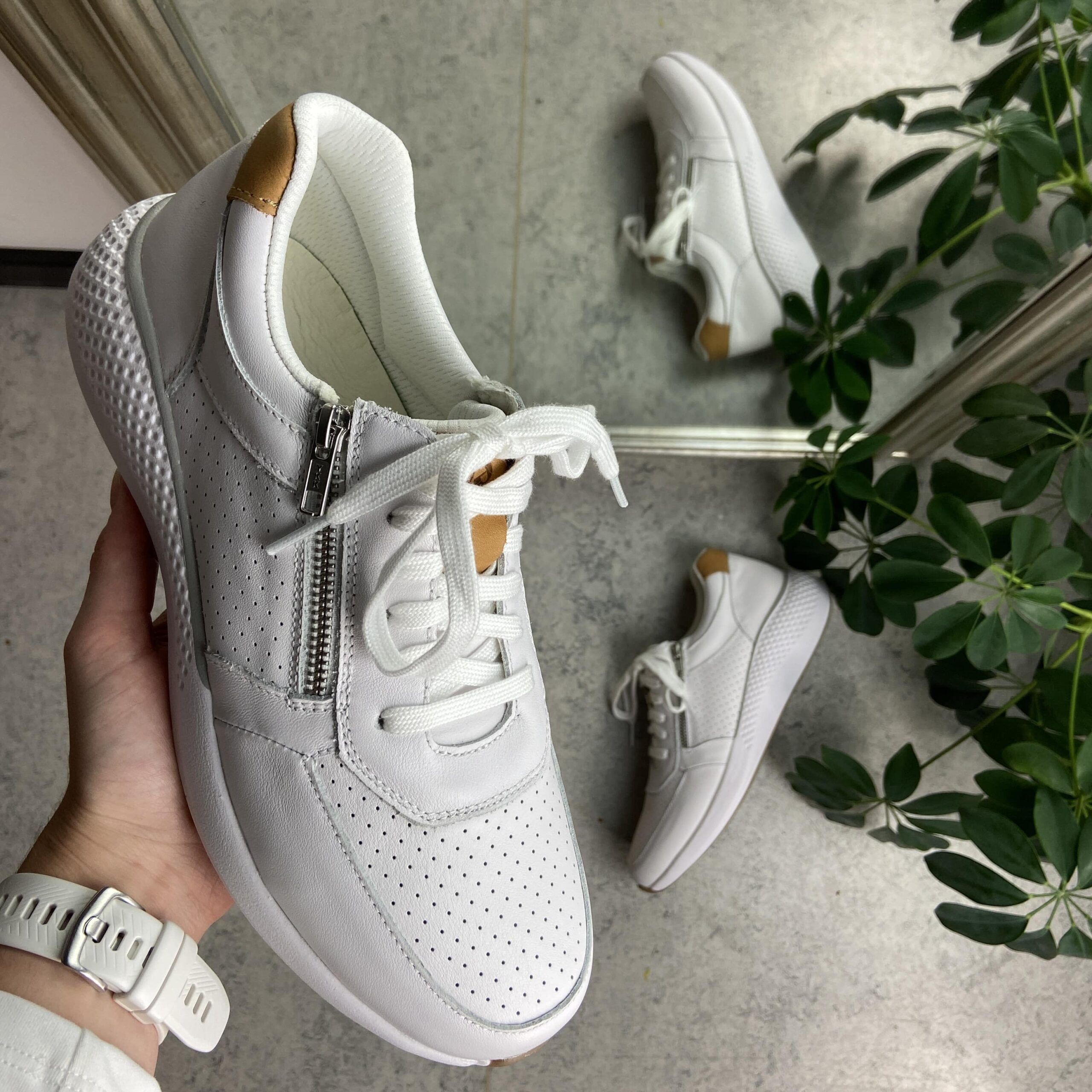 Hvid sko fra Comfort med snørre og lynlås - Sygeplejebutikken