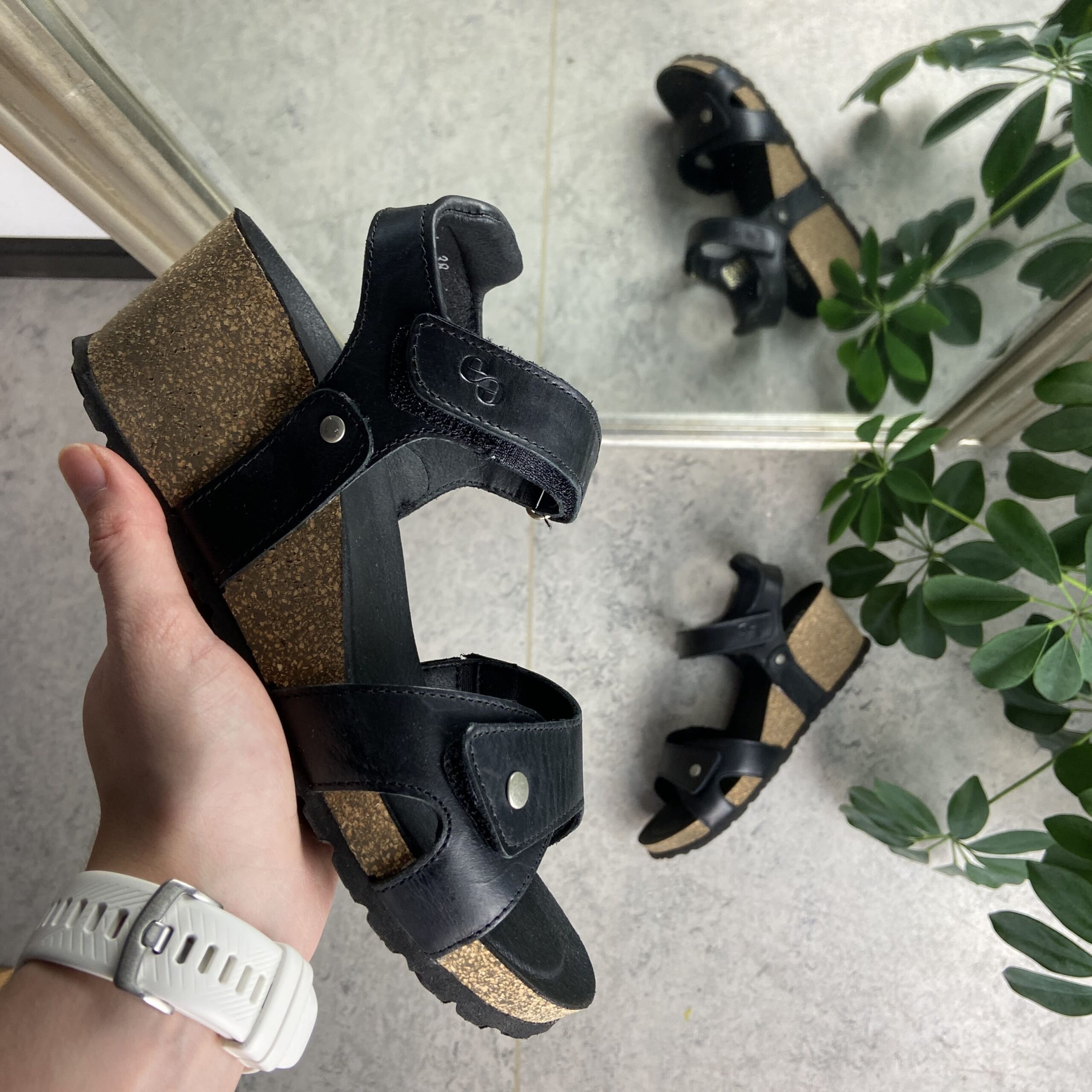 medarbejder kabel Bedøvelsesmiddel Sort skind sandal fra Green Comfort med kilehæl - Sygeplejebutikken