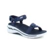 Blå sandal fra Skechers med god svangstøtte