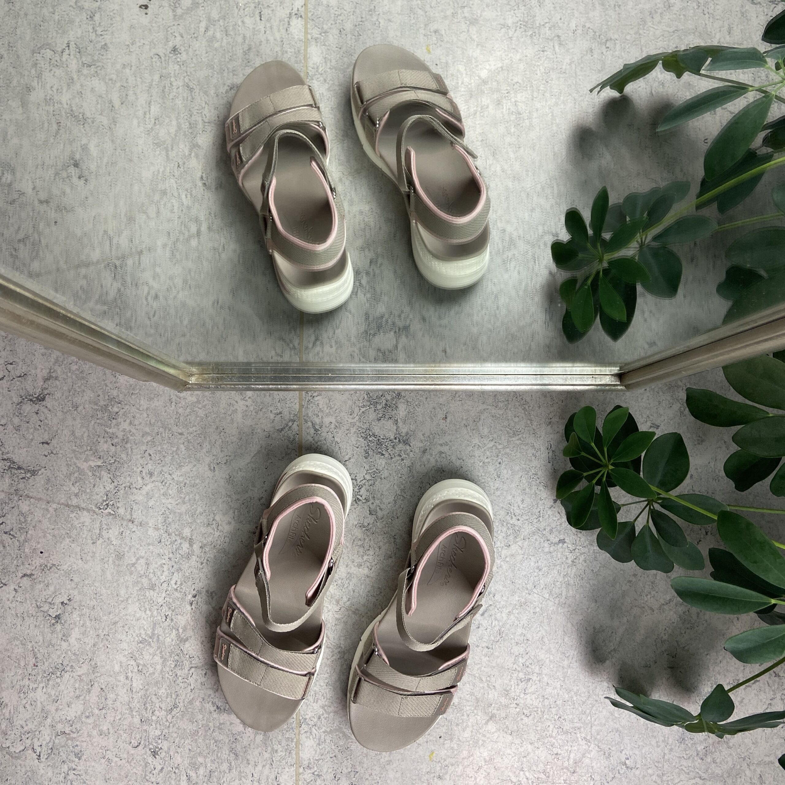 Ændringer fra tykkelse bekvemmelighed Beige ArchFit sandal fra Skechers - Sygeplejebutikken