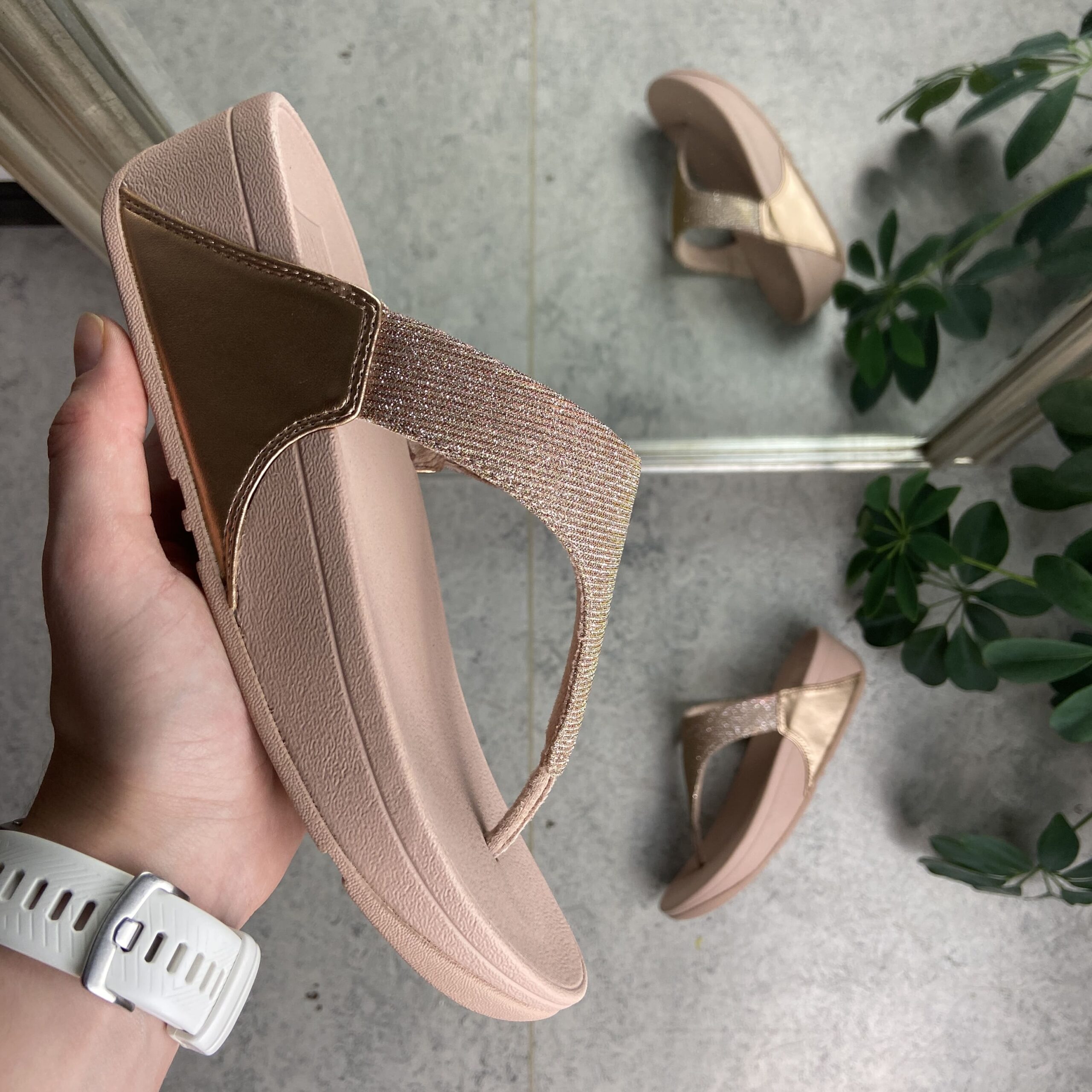 Rosa tåsplit sandal med glimmereffekt fra - Sygeplejebutikken