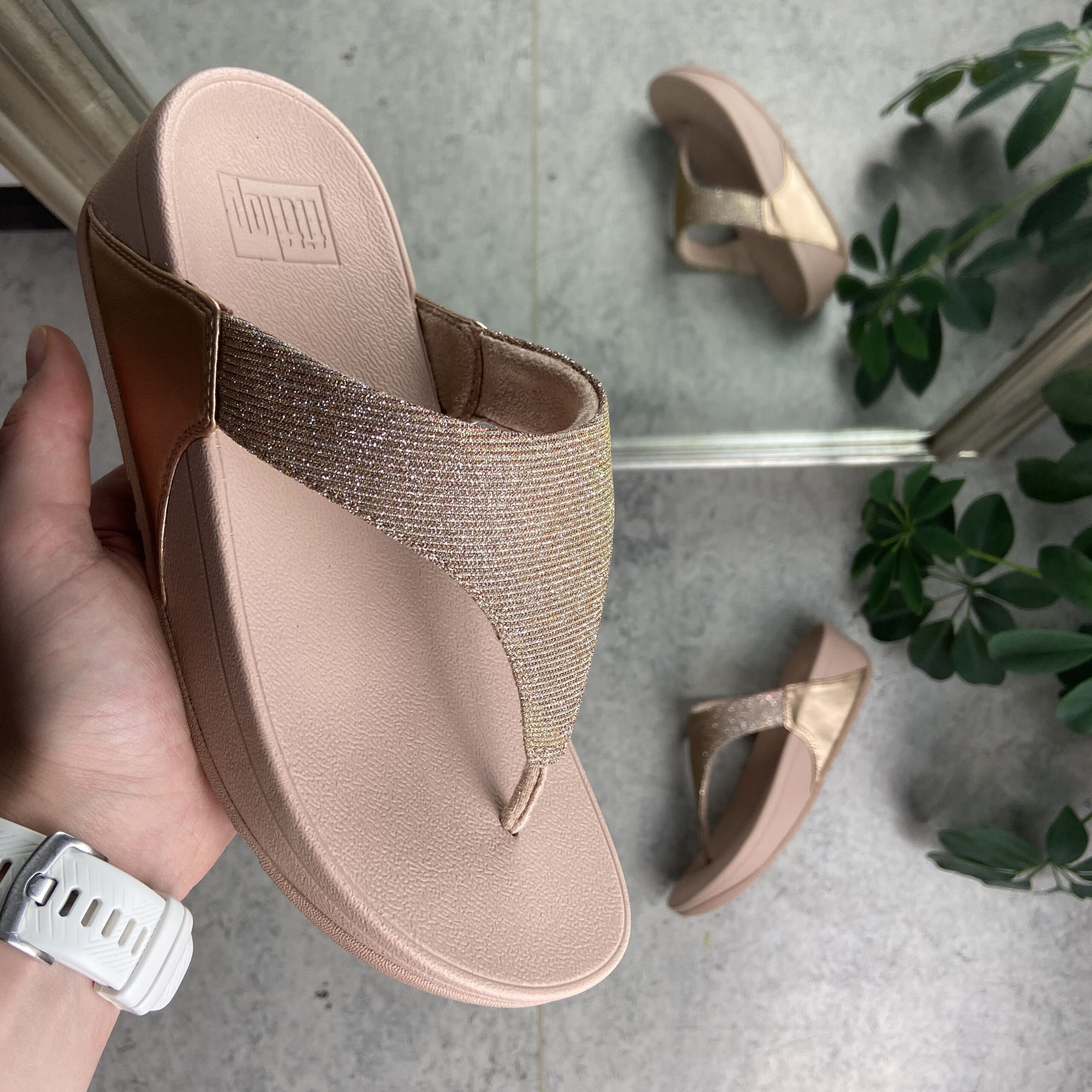 Rosa tåsplit sandal med glimmereffekt fra - Sygeplejebutikken